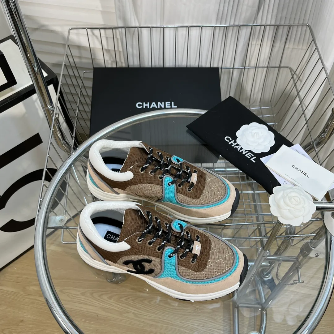 👟👟Ex-factory price 560👟👟 Chanel Chanel - 2022 counter top casual sports shoes This classic design; the upper is electro-embroidered with a variety of techniques; the outsole is fashionable and sporty; it is unusual to incorporate a variety of color matching elements... The diversified mix and match is very good-looking and versatile, casual, fashionable, sports and outdoor can be taken into account... ꫛꫀꪝ Go➫ Material: ❶Upper is made of: Original imported high mercerized smooth cow suede + electric embroidery technology + imported breathable mesh ❷Inner use: original imported breathable mesh ❸Outsole based on: original TPU combination outsole Counter boutique packaging complete set for women 35–42 men 38–46
